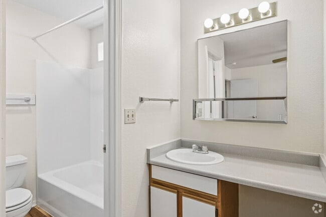 4BR, 4BA - 1,500SF - Third Bathroom