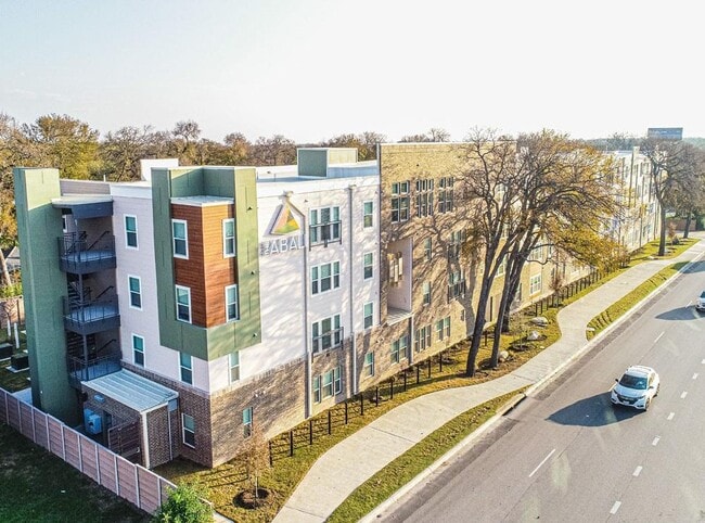 Photo - 4611 N Interstate 35 Frontage Rd Apartamento