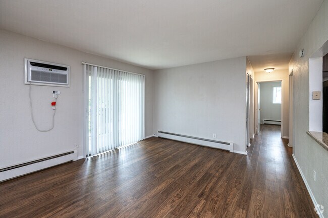 2 habitaciones, 1 baño - 1050 pies cuadrados - Sala de estar - Irvine Park Apts