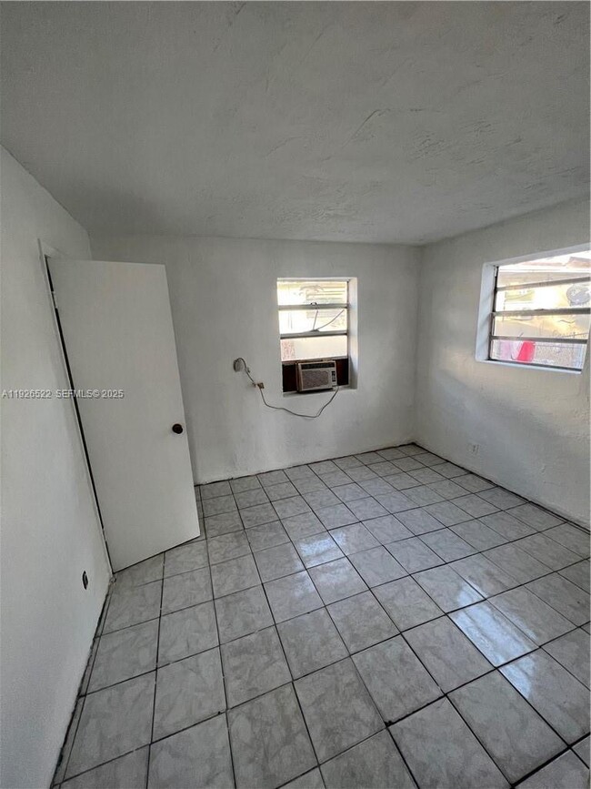 Building Photo - 106 NW 3rd St Unit 106