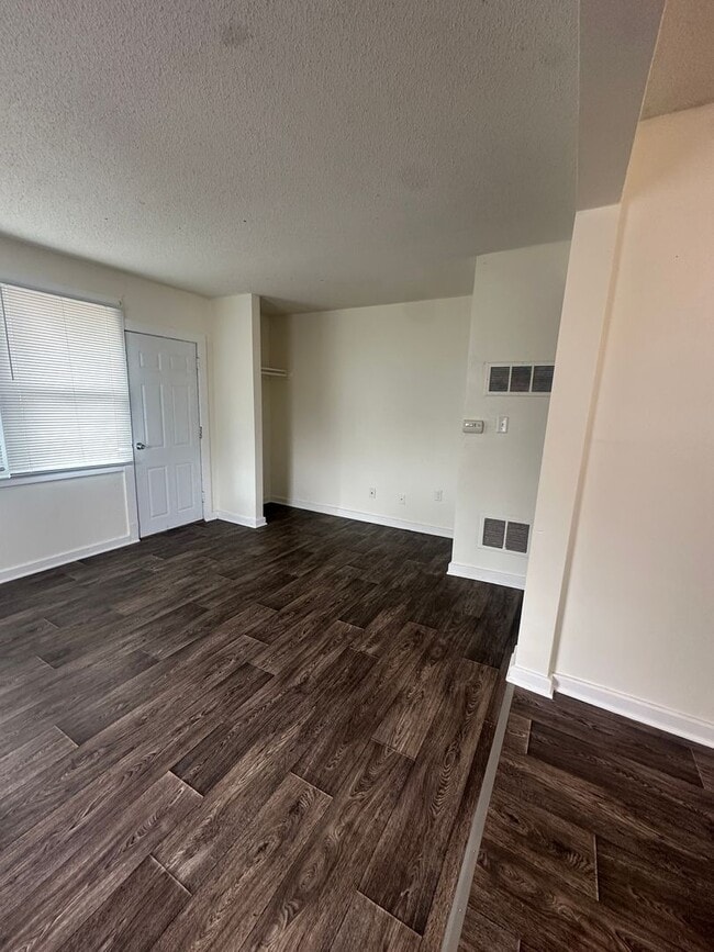 Photo - 741 W 1st St