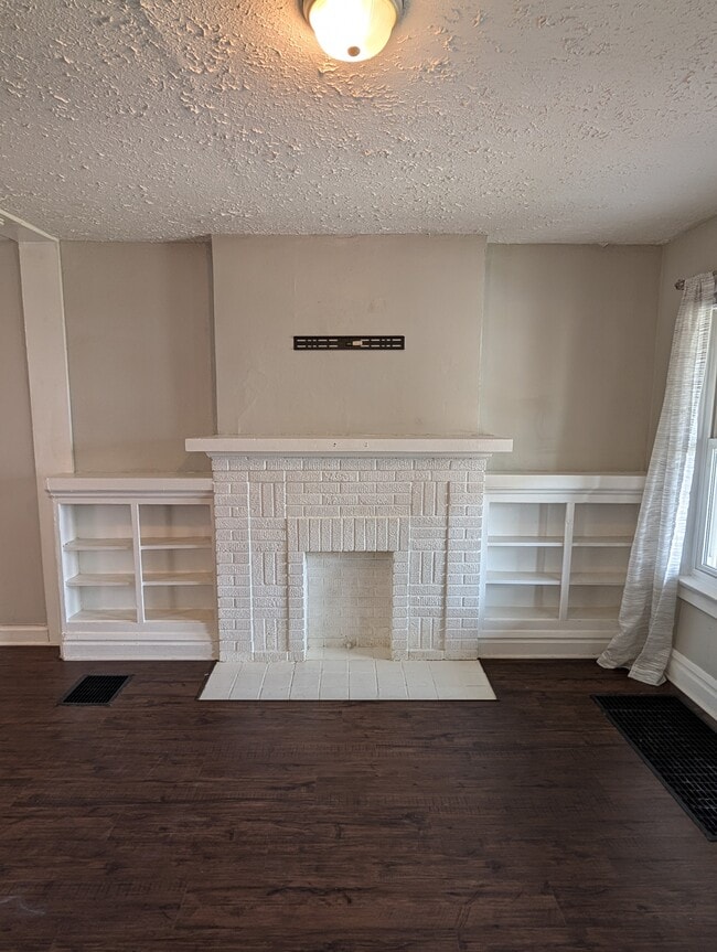 Living Room Mantle w/ TV Mount - 816 Wager St