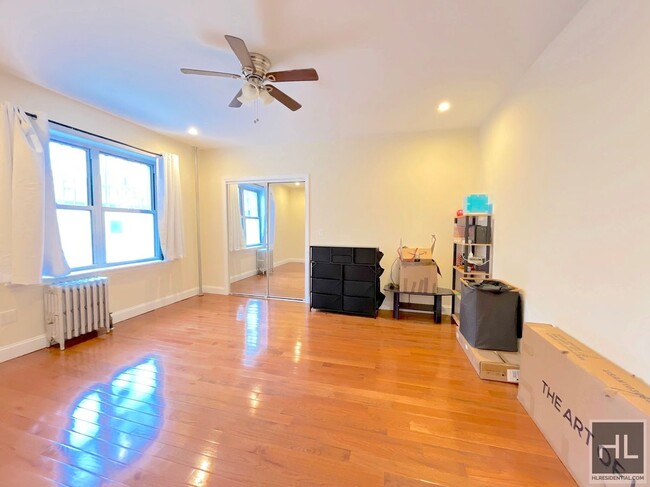 MASSIVE (~800 sf) 1 bed 1 bath - Rent Stab... - MASSIVE (~800 sf) 1 bed 1 bath - Rent Stab... Apartamento