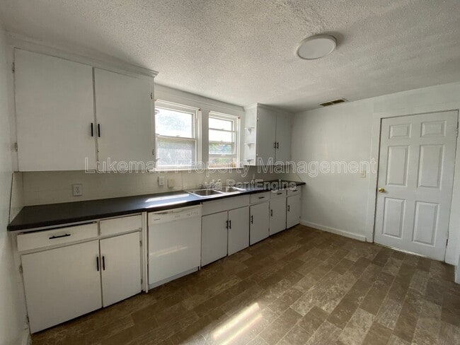 Photo - 827 W Cedar St