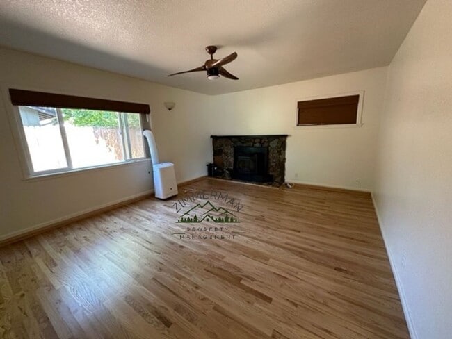 Photo - 1060 Randall St