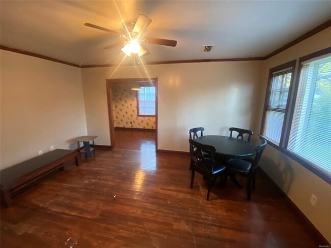 Photo - 2076 Midway St