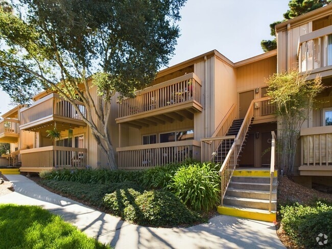 Building Photo - Luxury Monterey Condo with washer-dryer