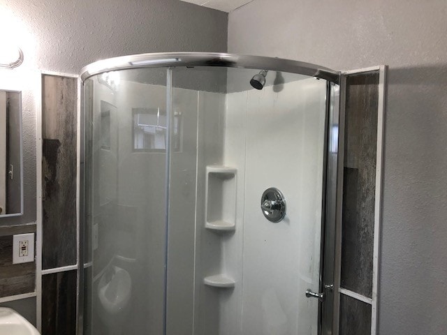 Ducha - 6311 Wayne St Unidad A