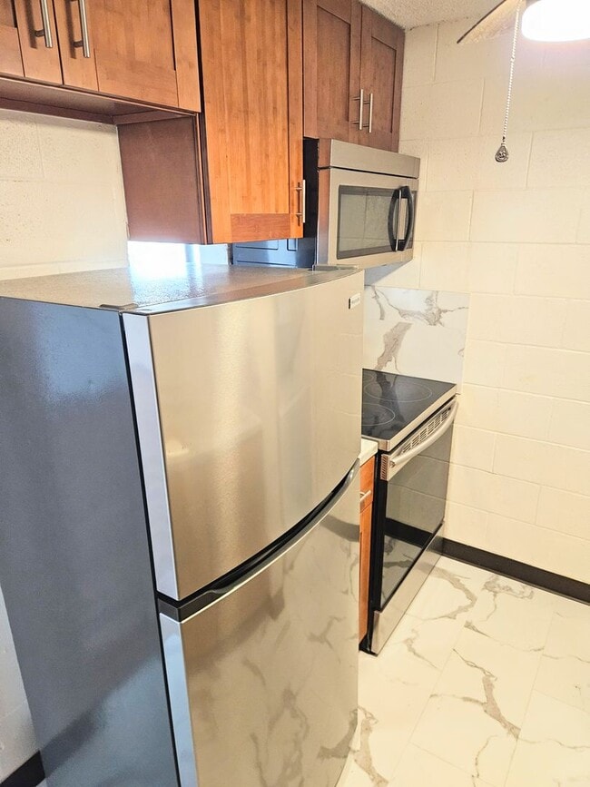 Photo - Maikiki Studio, 1 Parking Condominium in the Luna-Liho Towers Close to Punahou School Unit 806