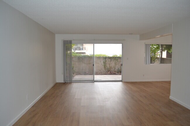 Sala de estar con patio privado exterior - The Huntington Sunset