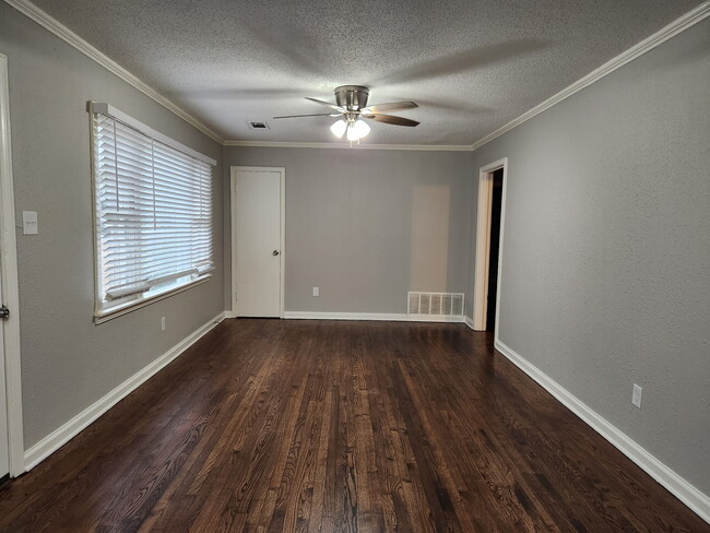 866 Colonial Rd