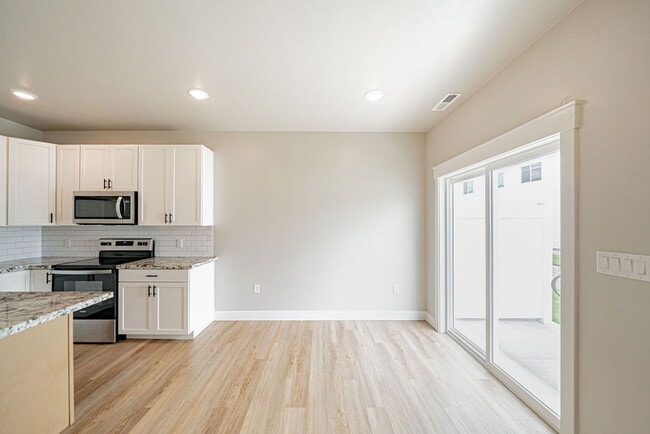 Photo - END UNIT TOWNHOME!! Unit 504