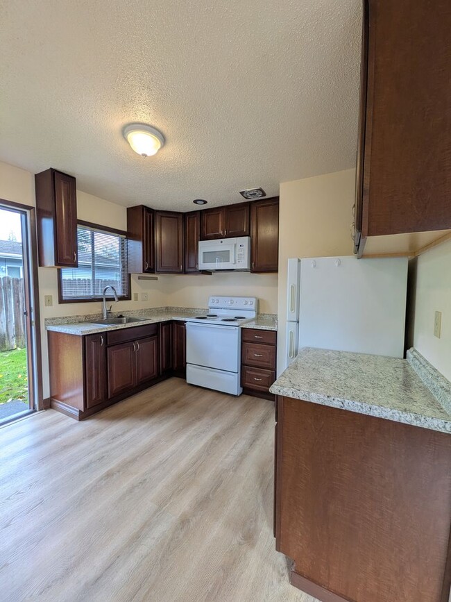 Building Photo - 13145 SW Jenkins Rd Unit 13475 B