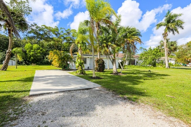 Building Photo - ***SINGLE FAMILY HOME ***ANNUAL***TRAIL ACRES***NO HOA***PET FRIENDLY***NOT OLDE NAPLES***