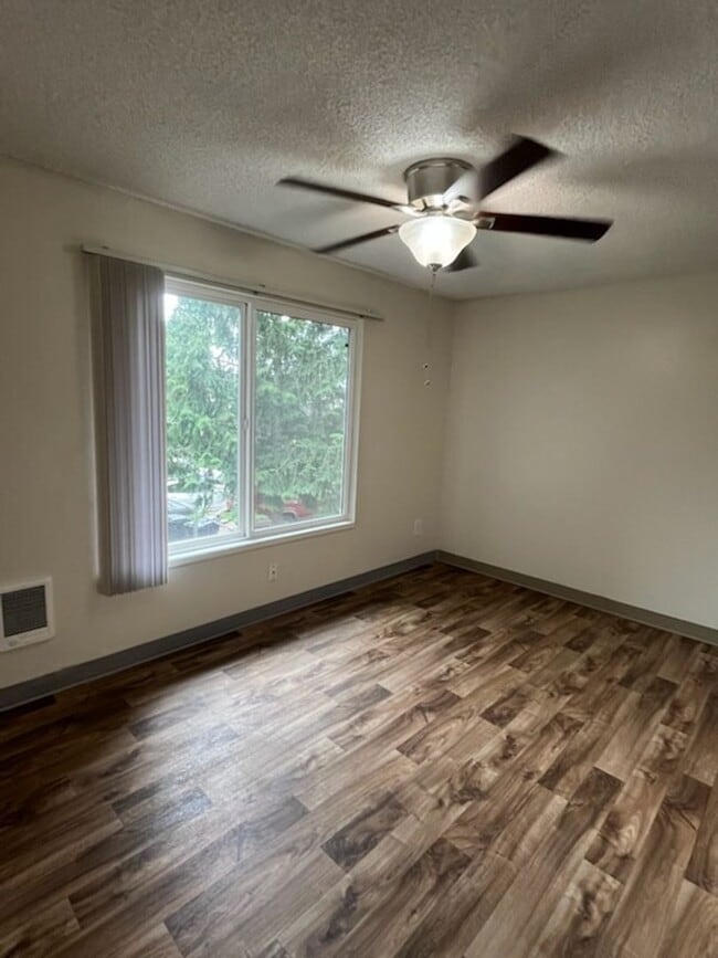 Photo - Welcome home to Sunset Villa in charming Canby! Offering 1 Month Free! Brand New Washer & Dryer! Unidad 376