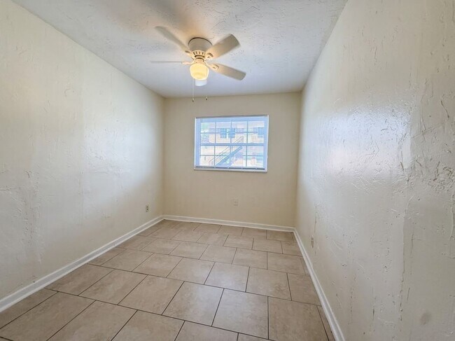 $1400 - 3 Bedroom 1 Bath