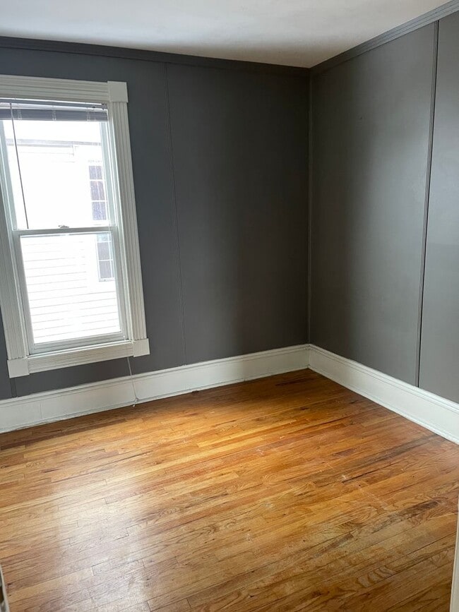 Building Photo - 314 13th Ave NE Unit 2