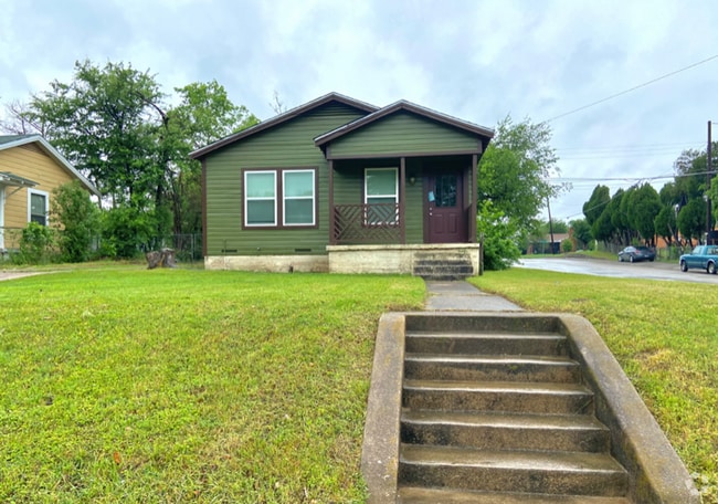 Building Photo - Cute 2 bed/1 bath House Steps Away from Park