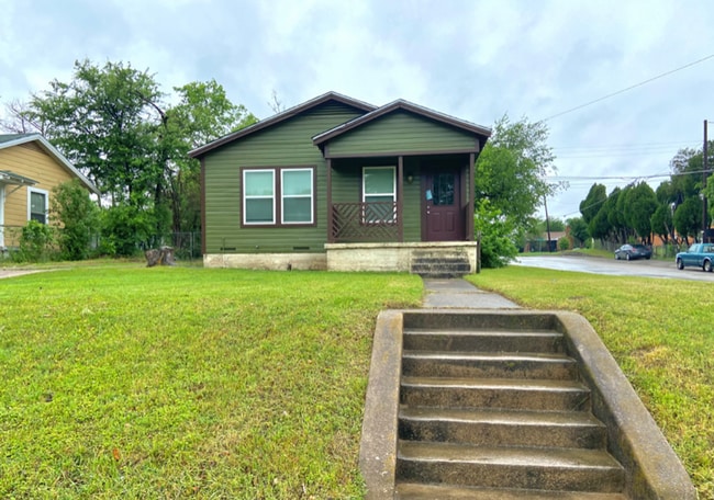 Cute 2 bed/1 bath House Steps Away from Park - Cute 2 bed/1 bath House Steps Away from Park