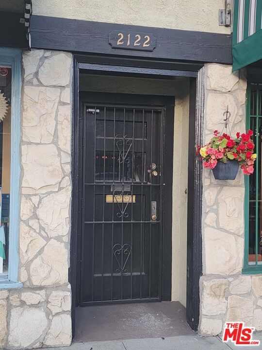 Photo - 2122 Hillhurst Ave