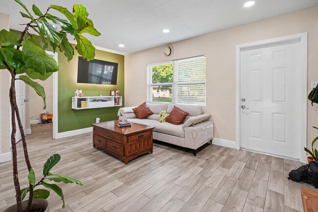 2480 NE 13th Terrace