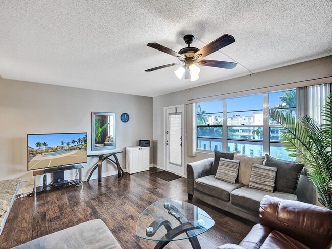 Photo - 3014 Cornwall A