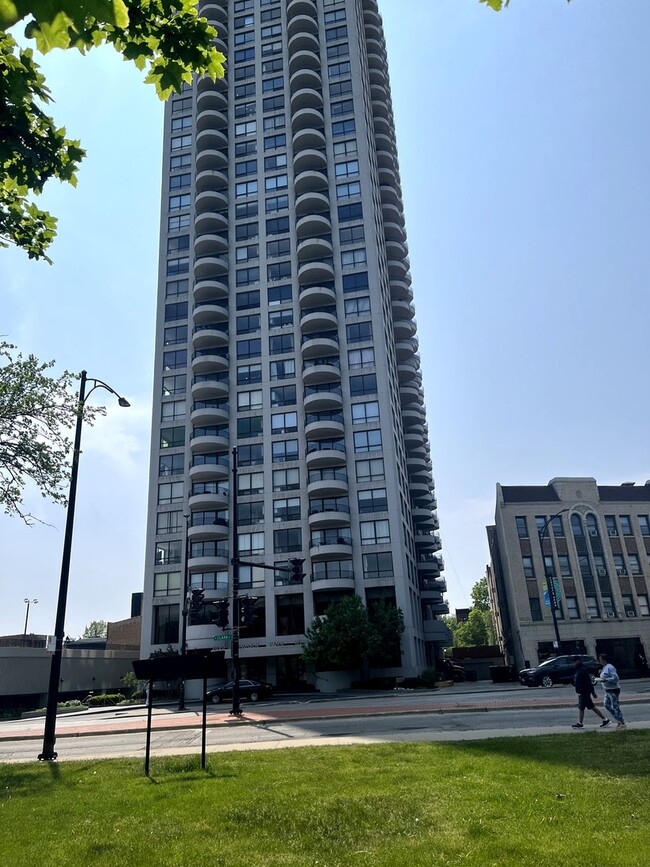 Photo - 2020 N Lincoln Park W Condo