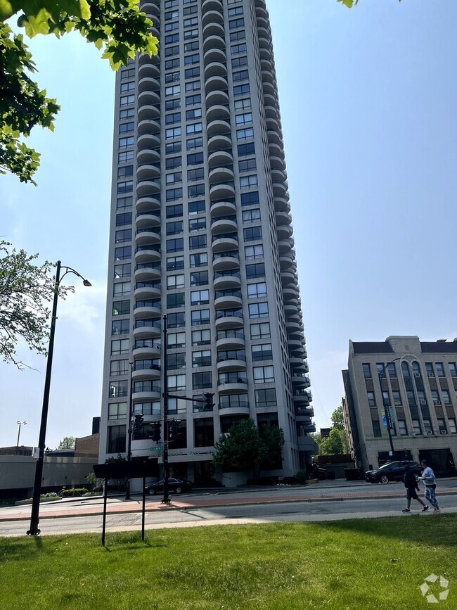 Building Photo - 2020 N Lincoln Park W Rental