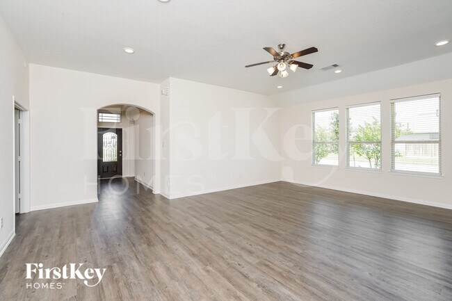 Photo - 118 White Wing Ln