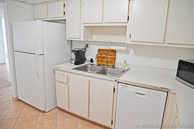 Building Photo - 525 N Ocean Blvd Unit 923