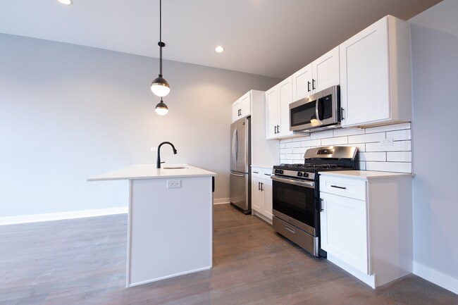 Photo - 1637 W Chicago Ave