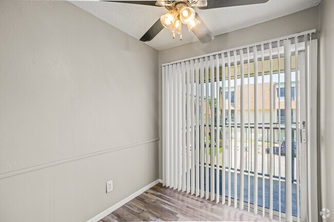 2 habitaciones, 1.5 baños - 1050 pies cuadrados - Comedor - Woodside Villas Apartments