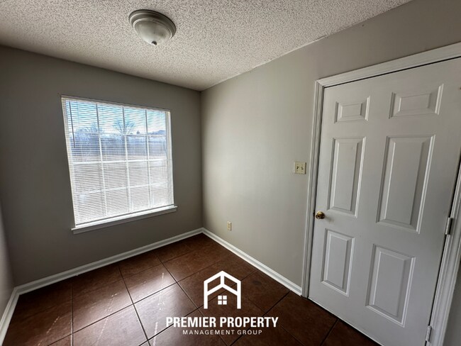 Photo - 3BR/2BA Home w/ 2-Car Garage, Vaulted Ceilings & Fireplace in Memphis