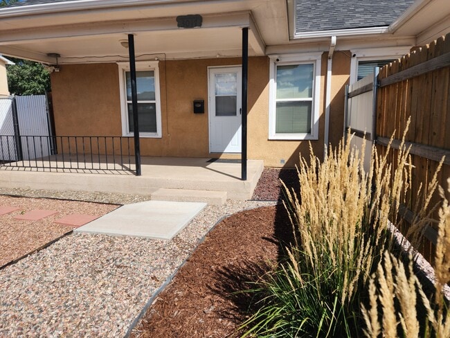 Covered front patio with fenced in front yard! - 3017 Grandview St Unit 3017 Grandview Street