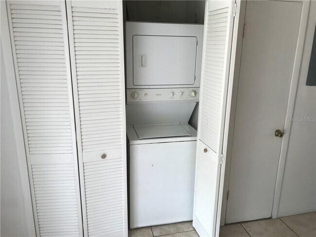 Photo - 3552 Khayyam Ave