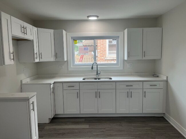 Photo - 13709 S School St