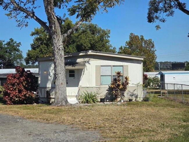 Building Photo - 2735 W 10th St Unit HP#4A