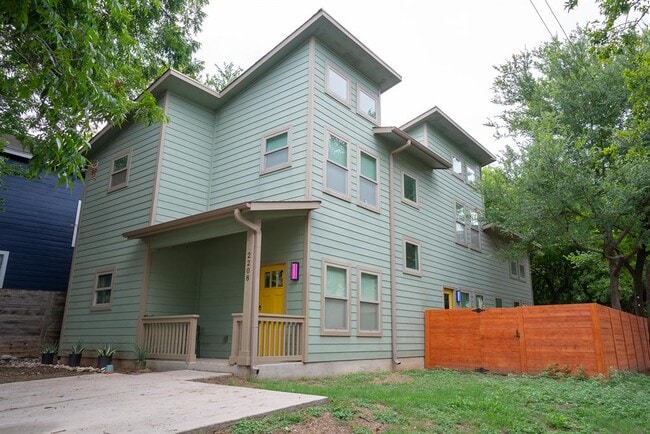 Photo - 2208 E 9th St House