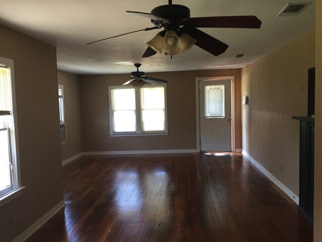 Photo - 2 bedroom w/ hardwood floors near TTU!