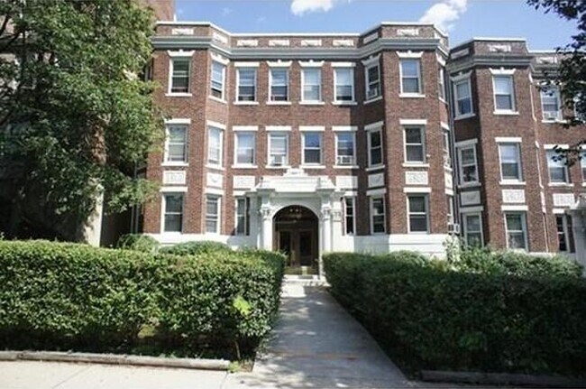 Building Photo - 1840 Commonwealth Ave Unit 6 Rental