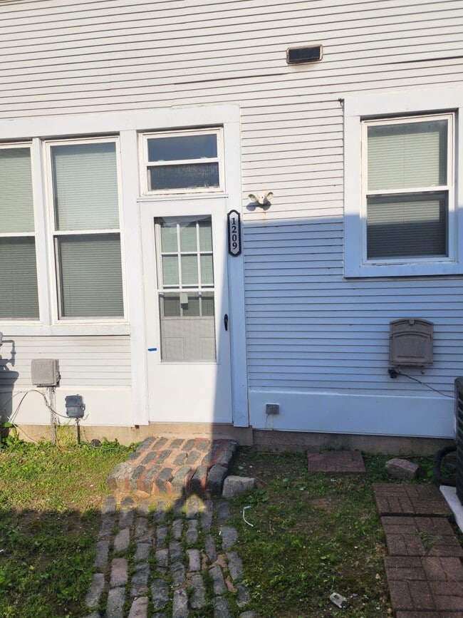 Building Photo - 1209 N 11th St Rental