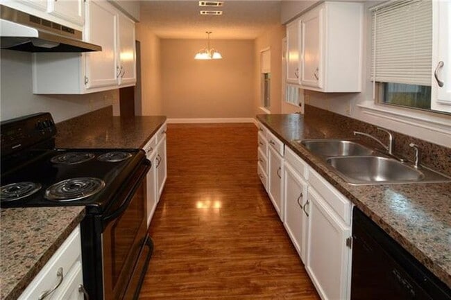 Photo - 925 Baldwin St