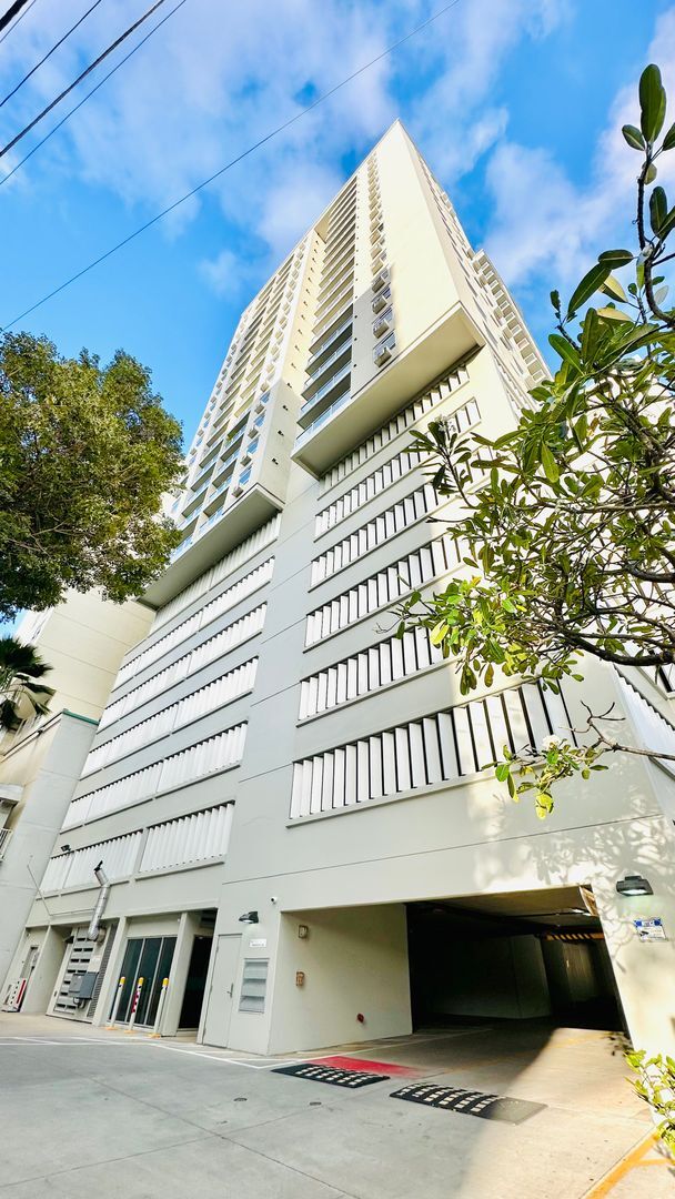 Building Photo - Diamond in the rough 1 bedroom with den in Honolulu! Unit 1407