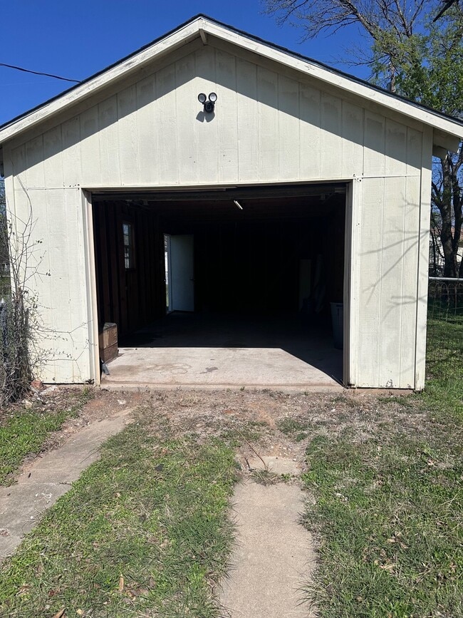 Photo - 3625 Maple Ave