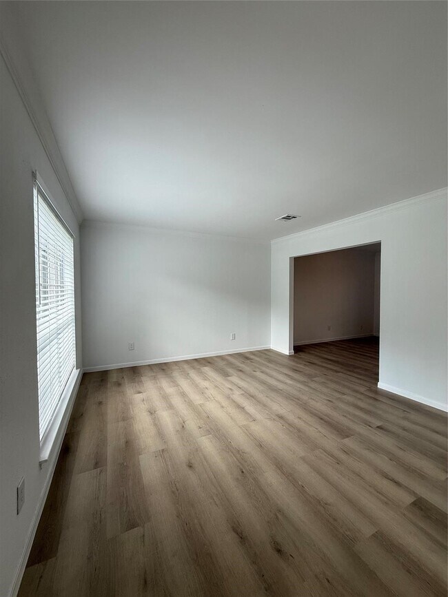 Photo - 2406 Lakefield Way