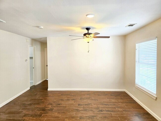 Photo - 1446 Curtin St