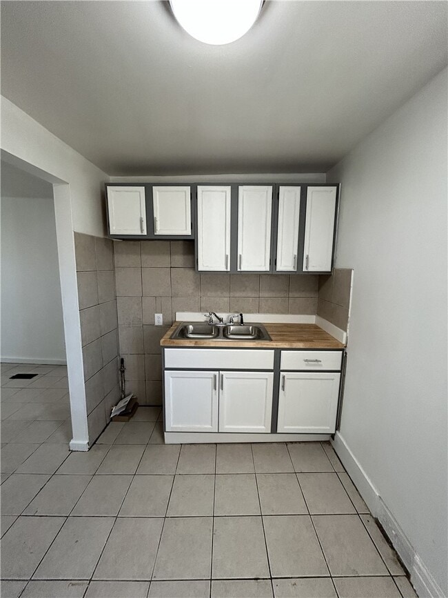 Building Photo - 301 Weaver St