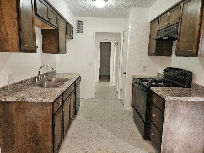 Photo - 410 E 9th St