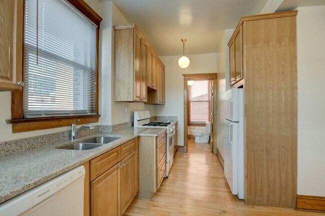 Photo - 848 W Waveland Ave Apartments Unit 3