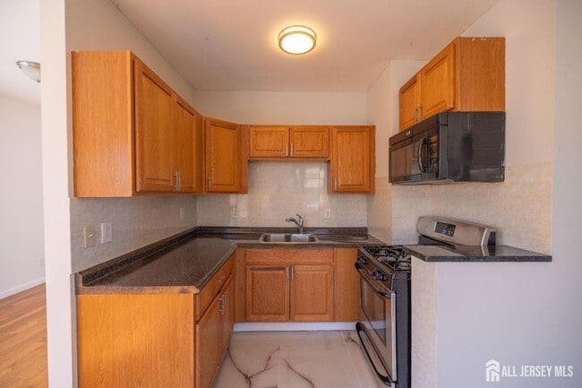 Photo - 60 Sampson St